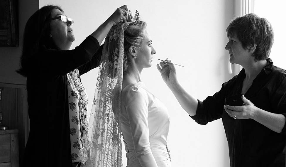 Novia durante los preparativos
